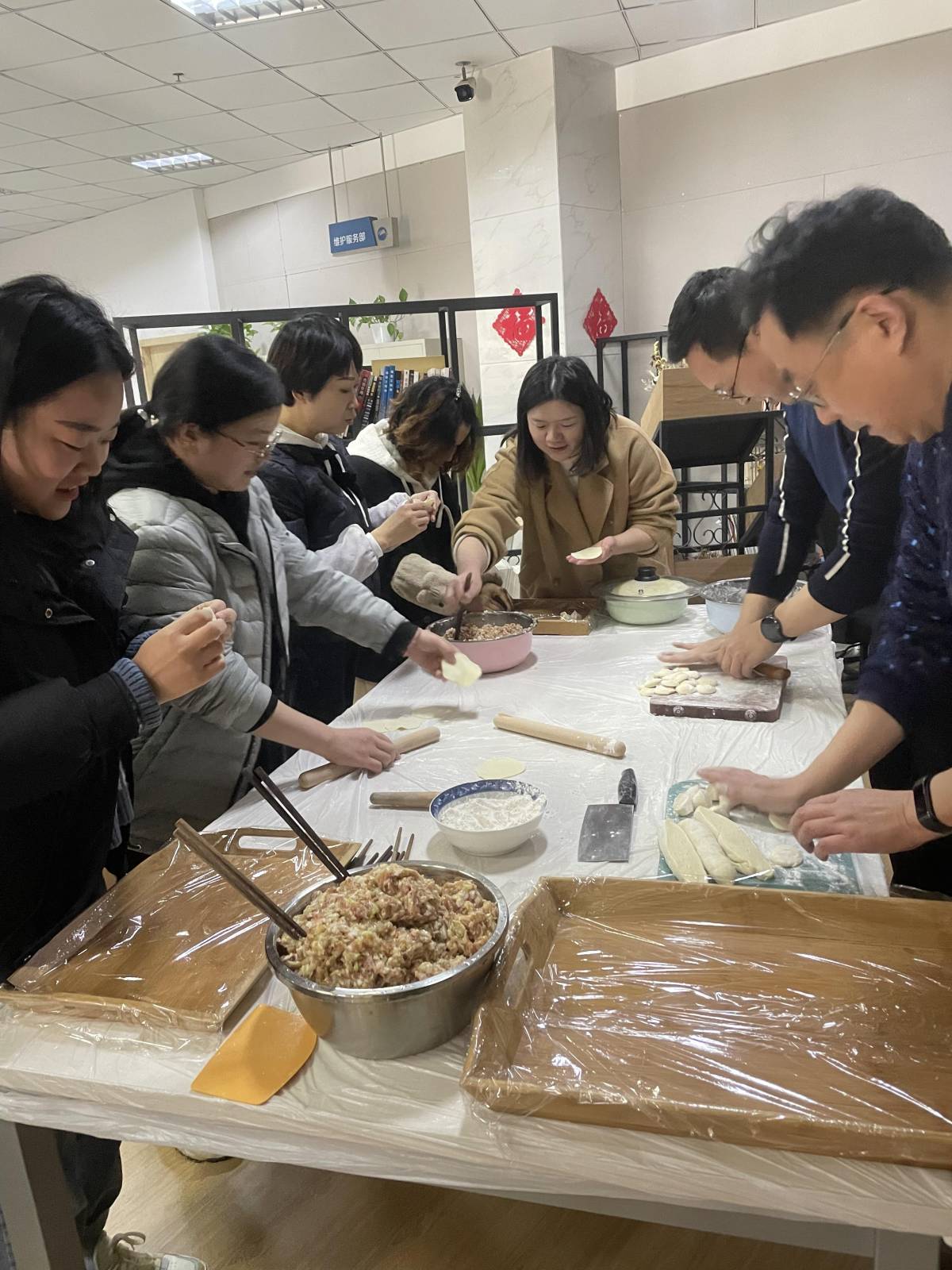 齐心协力撸袖干  欢欢喜喜过大年