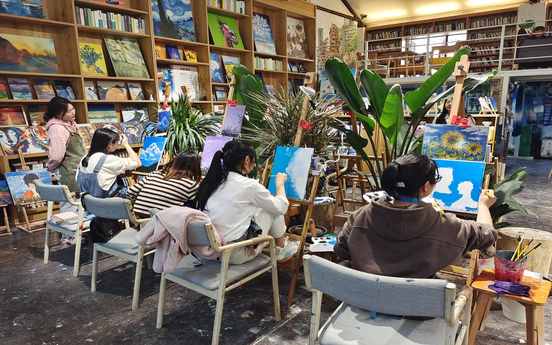 多彩手工制作  扮靓自己节日