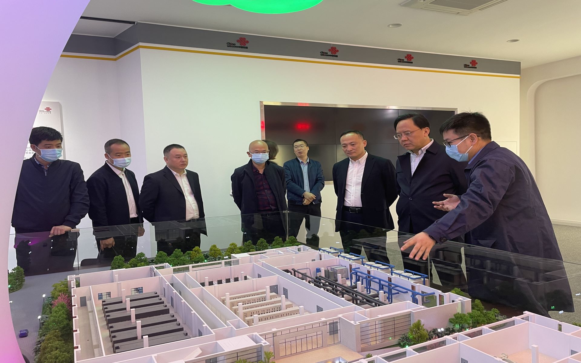 黔江区副区长滕旭荣一行参观西南数据中心